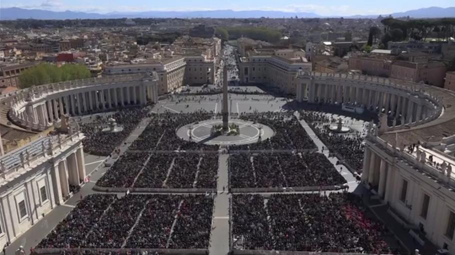 Catolicii sărbătoresc astăzi Joia Mare. Tradiții și obiceiuri la Vatican: altarul este umplut cu flori Catolicii sărbătoresc astăzi Joia Mare. Tradiții și obiceiuri la Vatican: altarul este umplut cu flori