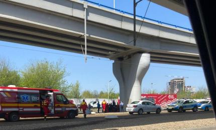 Scene dramatice în București. Un bărbat a murit, după ce a căzut în gol de pe balustrada unui pasaj din Sectorul 4