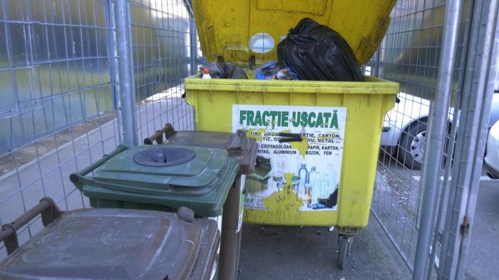 Saci de gunoi cu cip și tomberoane monitorizate video. Orașul din România în care cei care nu reciclează corect sunt arși la buzunar