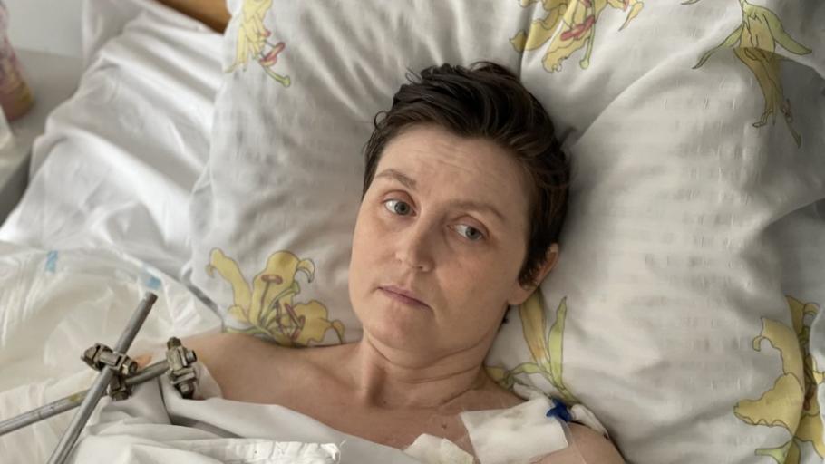 "Mi-au luat totul". Olga a rămas paralizată după ce un obuz a rănit-o grav și i-a ucis bunica "Mi-au luat totul". Olga a rămas paralizată după ce un obuz a rănit-o grav și i-a ucis bunica