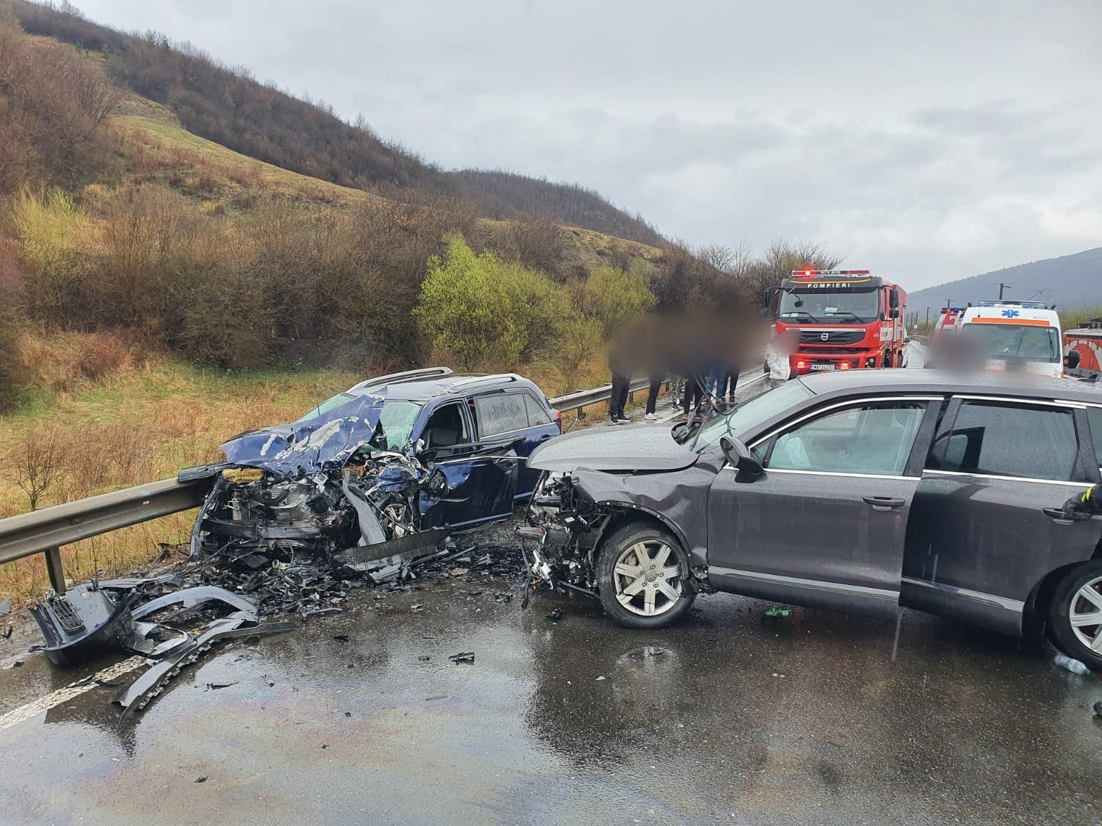 Accident grav la intrare în oraşul Gura Humorului. Trei persoane au ajuns de urgenţă la spital