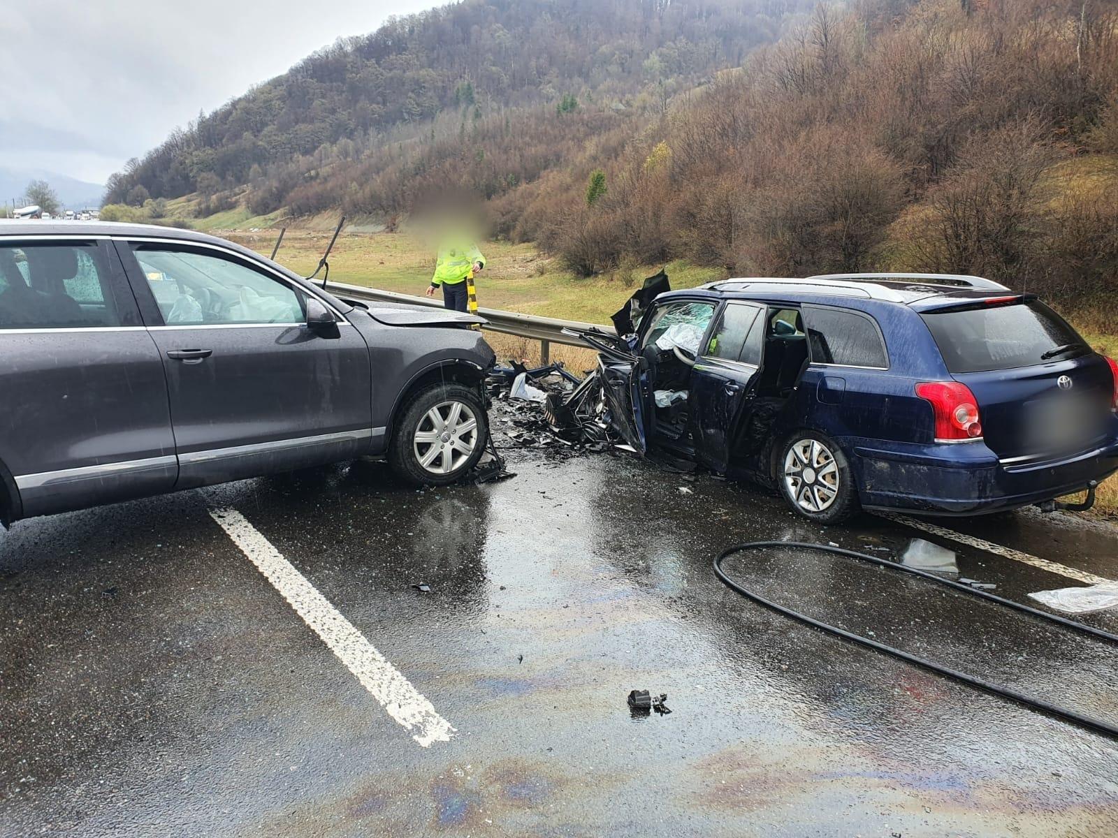 Accident grav la intrare în oraşul Gura Humorului. Trei persoane au ajuns de urgenţă la spital