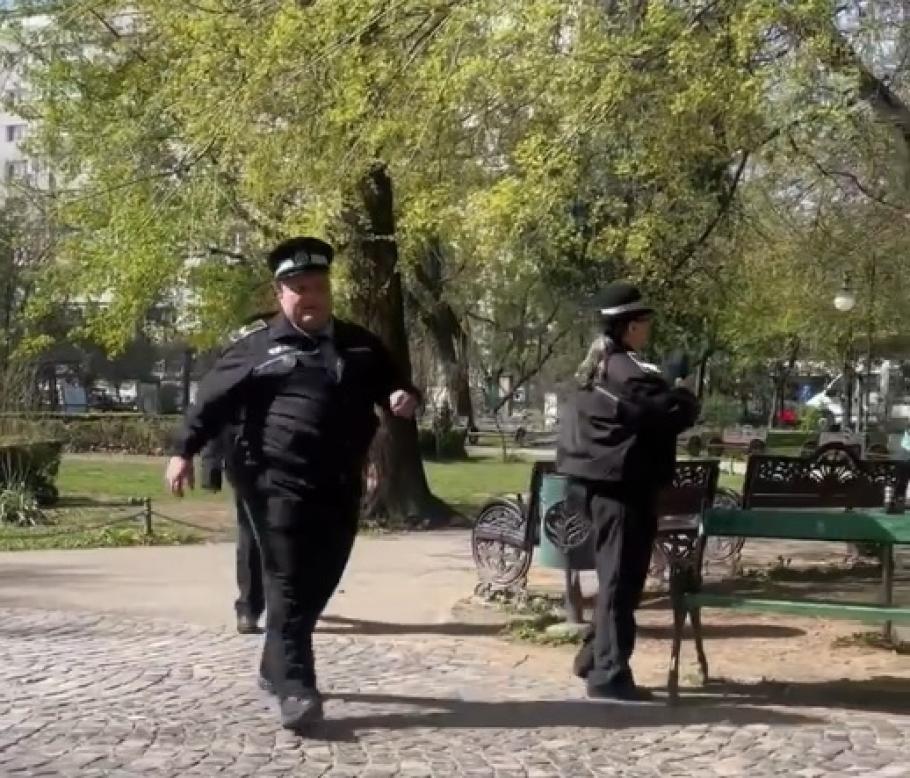 Trei poliţişti locali din Bucureşti, umiliţi într-un parc din cauza aspectului fizic: "Aţi dat proba sportivă? Nu vă e frică să nu faceţi infarct?" Trei poliţişti locali din Bucureşti, umiliţi într-un parc din cauza aspectului fizic: "Aţi dat proba sportivă? Nu vă e frică să nu faceţi infarct?"