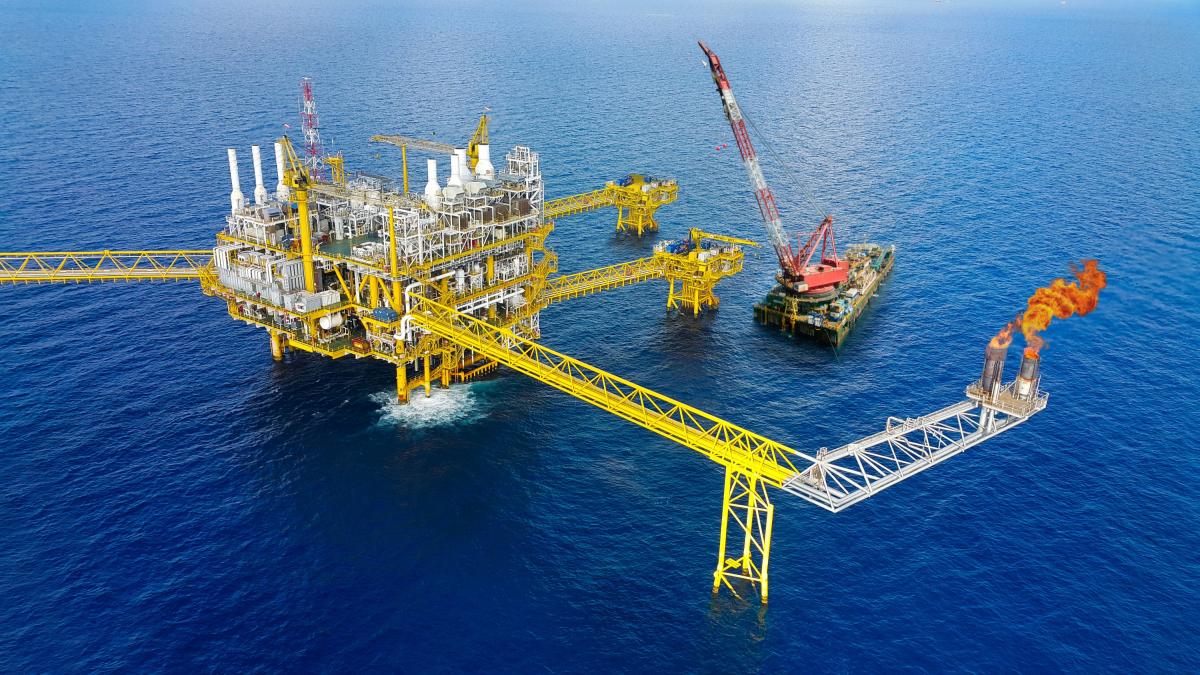 Legea offshore a fost principala piedică în exploatarea gazului din Marea Neagră Platformă de extracţie de gaze din mare