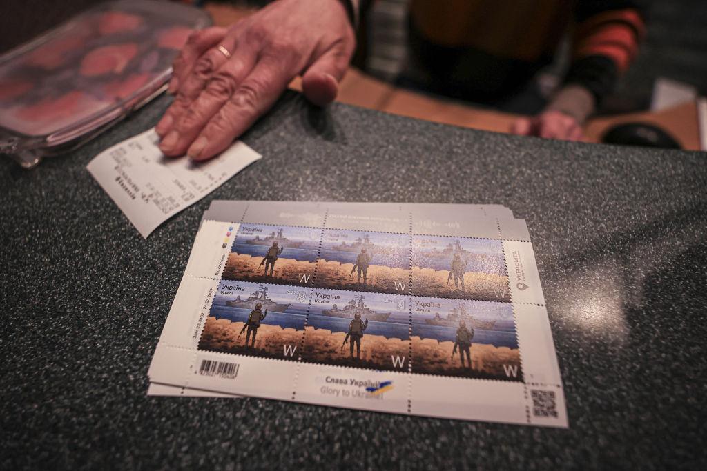 Ucraineni stau la cozi uriaşe, pentru a cumpăra timbrele pe care apare crucişătorul "Moskva"