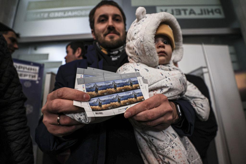 Ucraineni stau la cozi uriaşe, pentru a cumpăra timbrele pe care apare crucişătorul "Moskva"