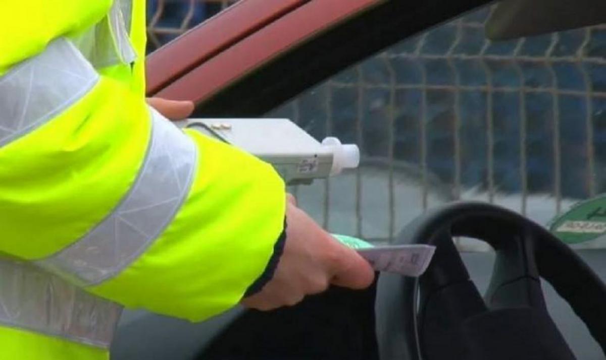 Polițiștii prahoveni au crezut că e stricat aparatul etilotest. Alcoolemie record depistată la un șofer de 29 de ani Polițiștii prahoveni au crezut că e stricat aparatul etilotest. Alcoolemie record depistată la un șofer de 29 de ani