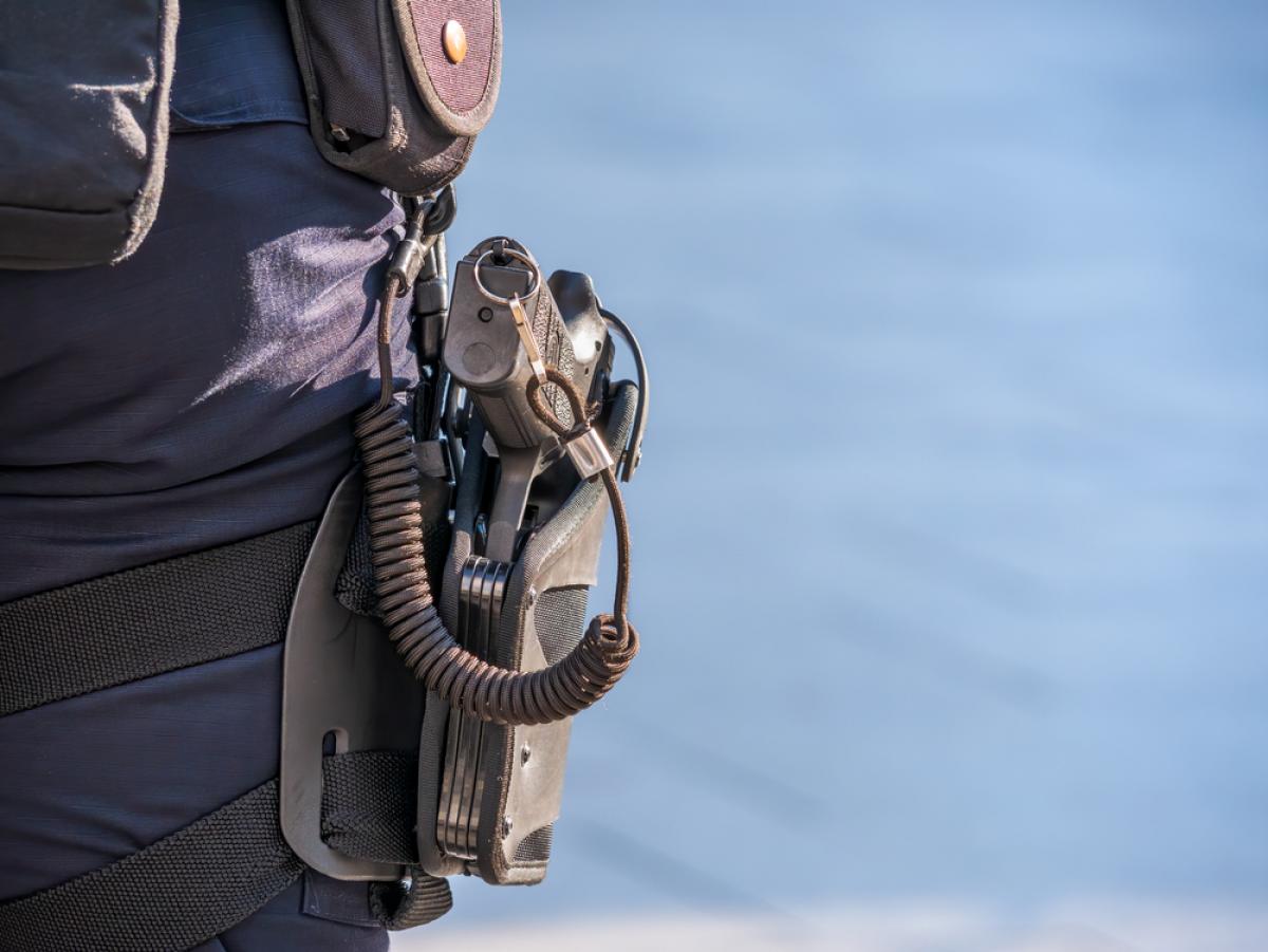 Un agent s-a împuşcat cu arma din dotare Un agent s-a împuşcat cu arma din dotare