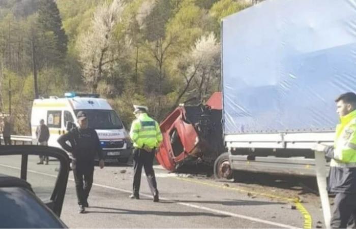 Imagini de coșmar pe Valea Oltului, după ce un Opel Corsa s-a înfipt într-un TIR la Brezoi