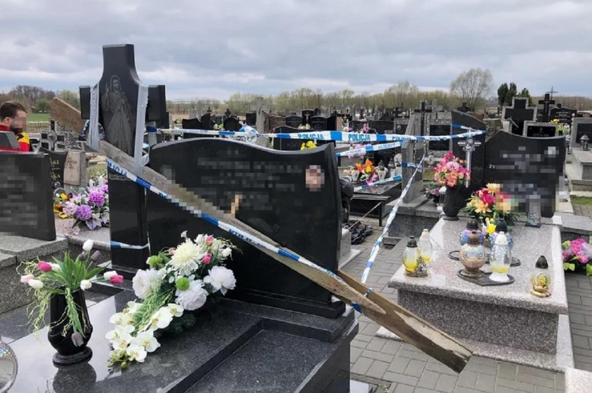 Un băiețel de nici 2 anișori a murit strivit de o piatră funerară, sub privirile mamei. Tragedie într-un cimitir din Polonia Un băiețel de nici 2 anișori a murit strivit de o piatră funerară, sub privirile mamei. Tragedie într-un cimitir din Polonia