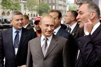 Vagit Alekperov (stânga) a participat alături de Vladimir Putin la deschiderea unei staţii Lukoil în New York, în 2003, în prezenţa senatorului Charles Schumer (dreapta)