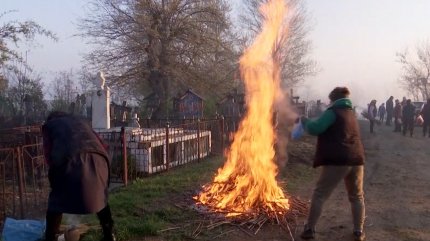 Tradiţii şi obiceiuri în Joia Mare. De ce obişnuiesc oamenii să facă focuri pe morminte şi în godpodării în această zi