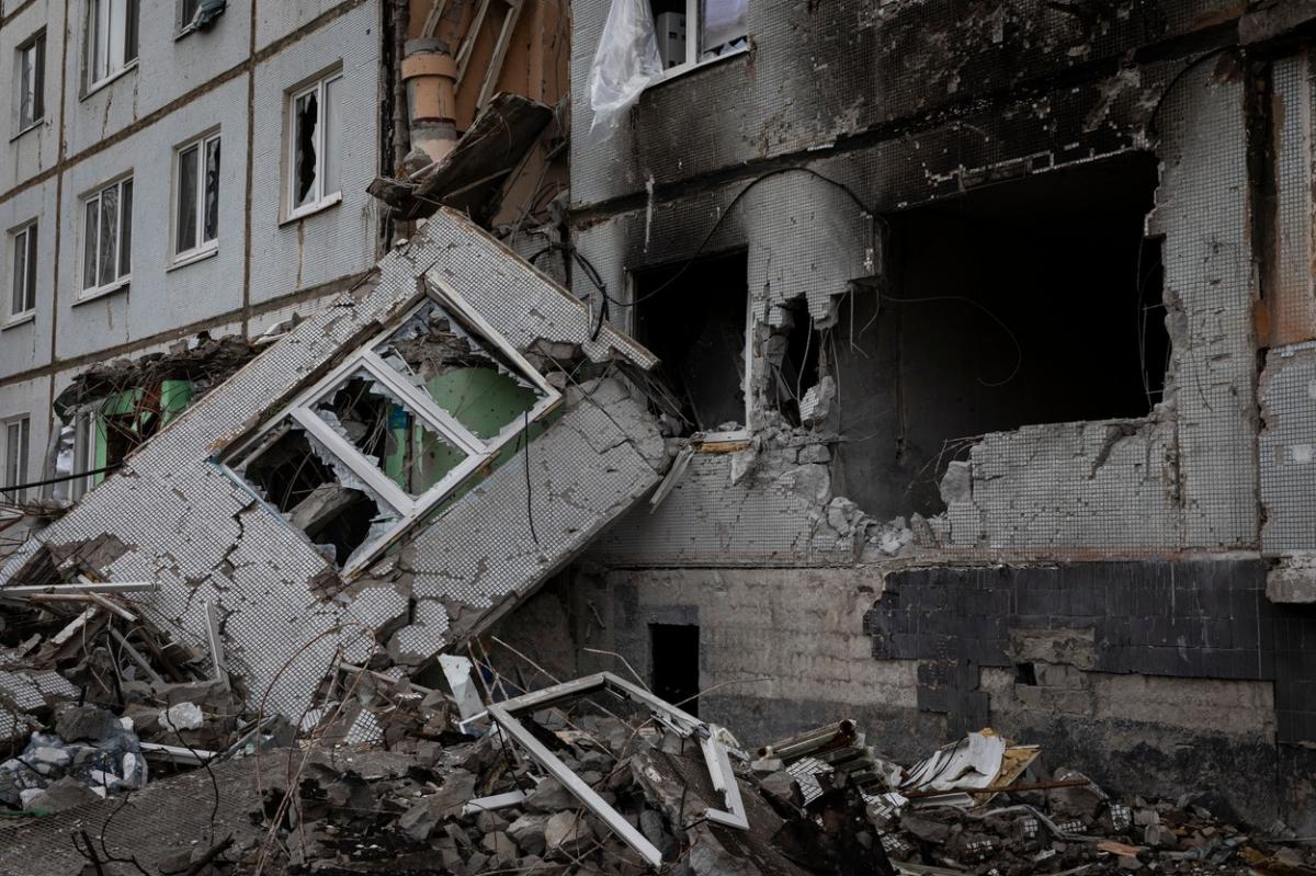 A plecat să cumpere pâine și nu s-a mai întors. Un bătrân din Harkov a fost ucis în fața blocului, în urma bombardamentelor rusești A plecat să cumpere pâine și nu s-a mai întors. Un bătrân din Harkov a fost ucis în fața blocului, în urma bombardamentelor rusești