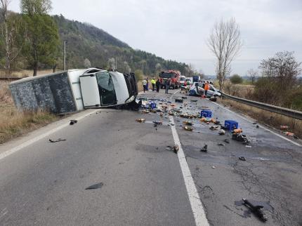 Un microbuz încărcat cu alimente şi băuturi alcoolice s-a răsturnat după ce s-a ciocnit cu un autoturism