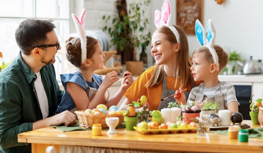Familie la masa de Paşte Familie la masa de Paşte