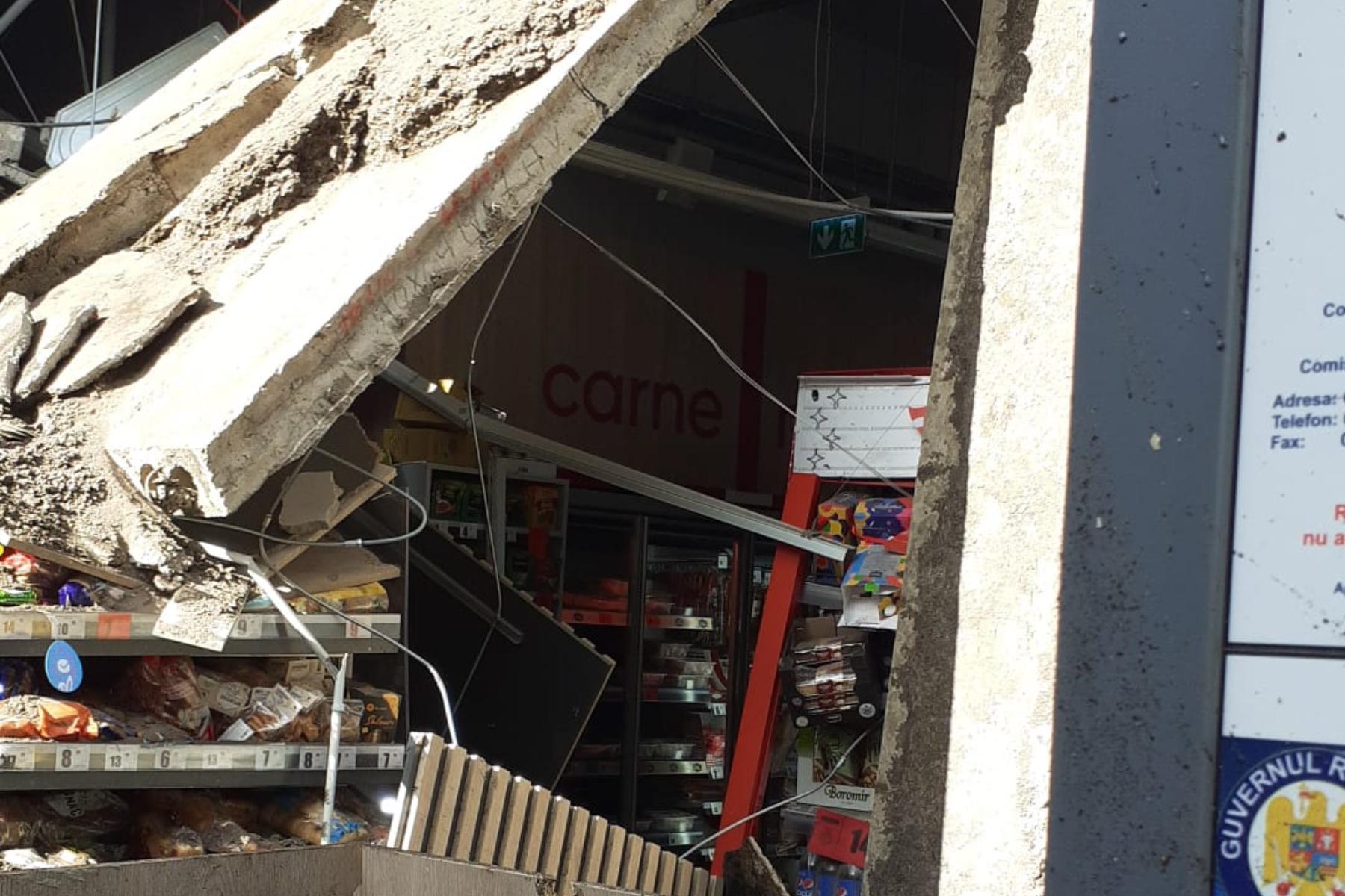 Tavanul unui magazin Profi din Cluj s-a prăbuşit