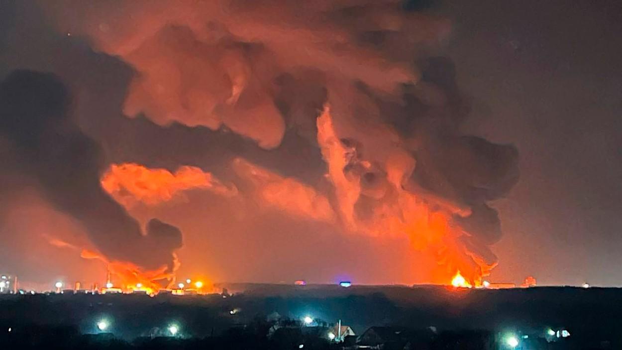 Incendiu masiv la un depozit rusesc de petrol din Briansk, aproape de granița cu Ucraina