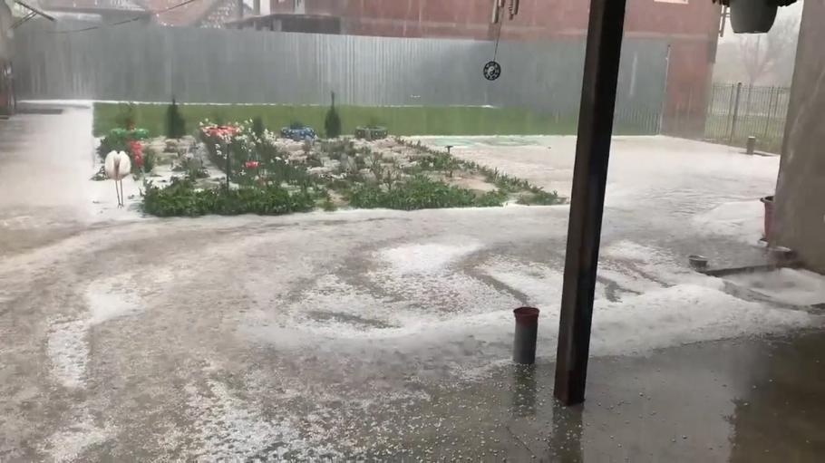 Fenomene meteo extreme de Paşte, în România Curtea unui localnic din Arad arăta ca după o ninsoare, din cauza precipitaţiilor înregistrate