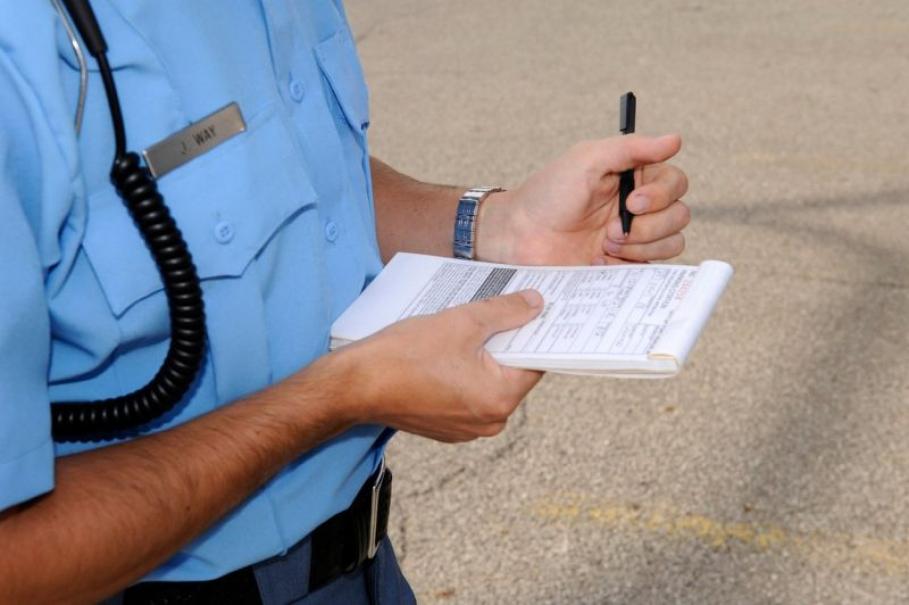 Poliţist care scrie o amendă Poliţist care scrie o amendă