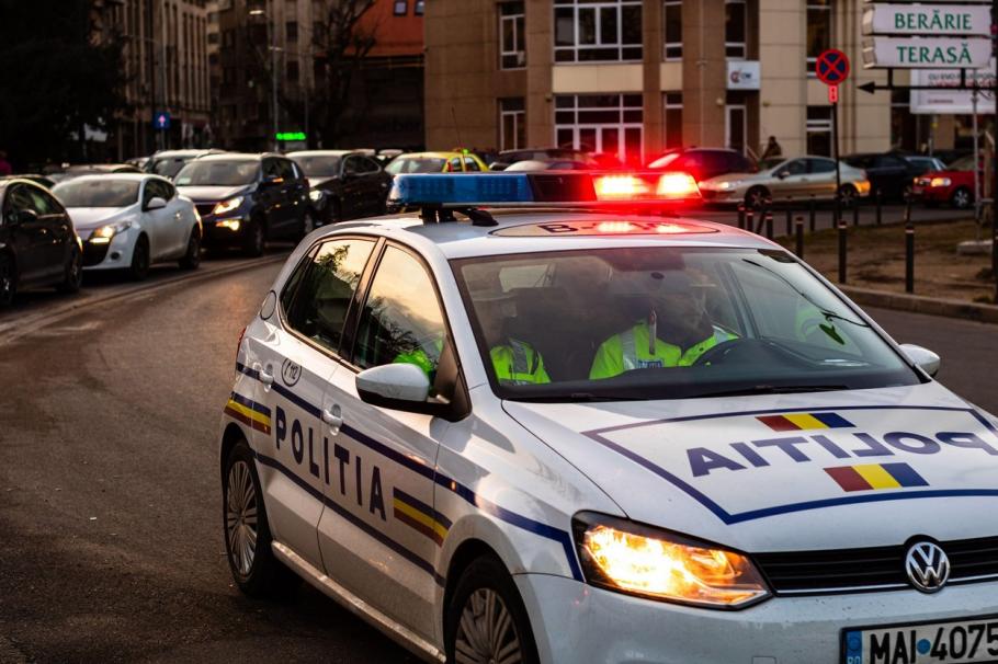 Bătăușii au fost reținuți de polițiști Bătăușii au fost reținuți de polițiști