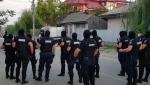 Un cartier din Bârlad a fost transformat de forţele de ordine într-o fortăreaţă. Două familii rivale ar putea porni un scandal sângeros