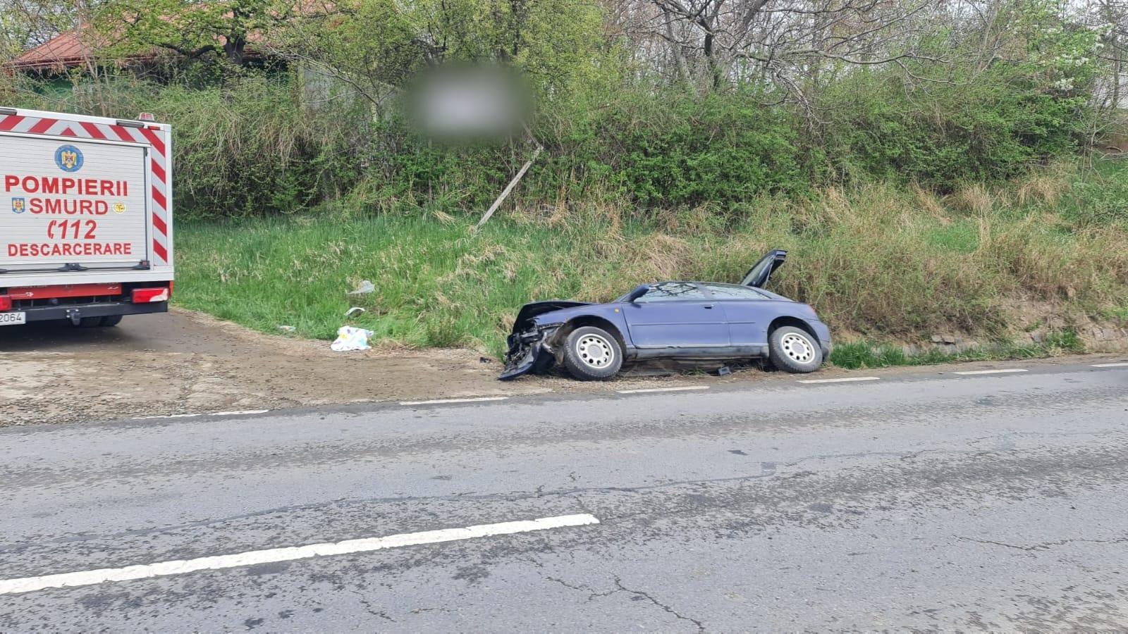 Maşină răsturnată într-un şanţ, în Suceava. Două persoane au rămas încarcerate