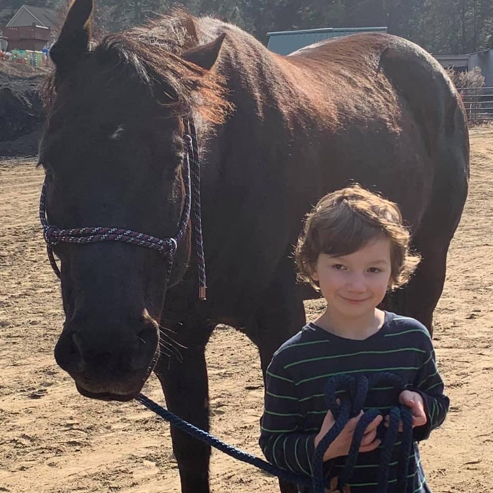 Copil de 6 ani, incendiat cu benzină de un vecin, în timp ce se juca în curtea casei din SUA