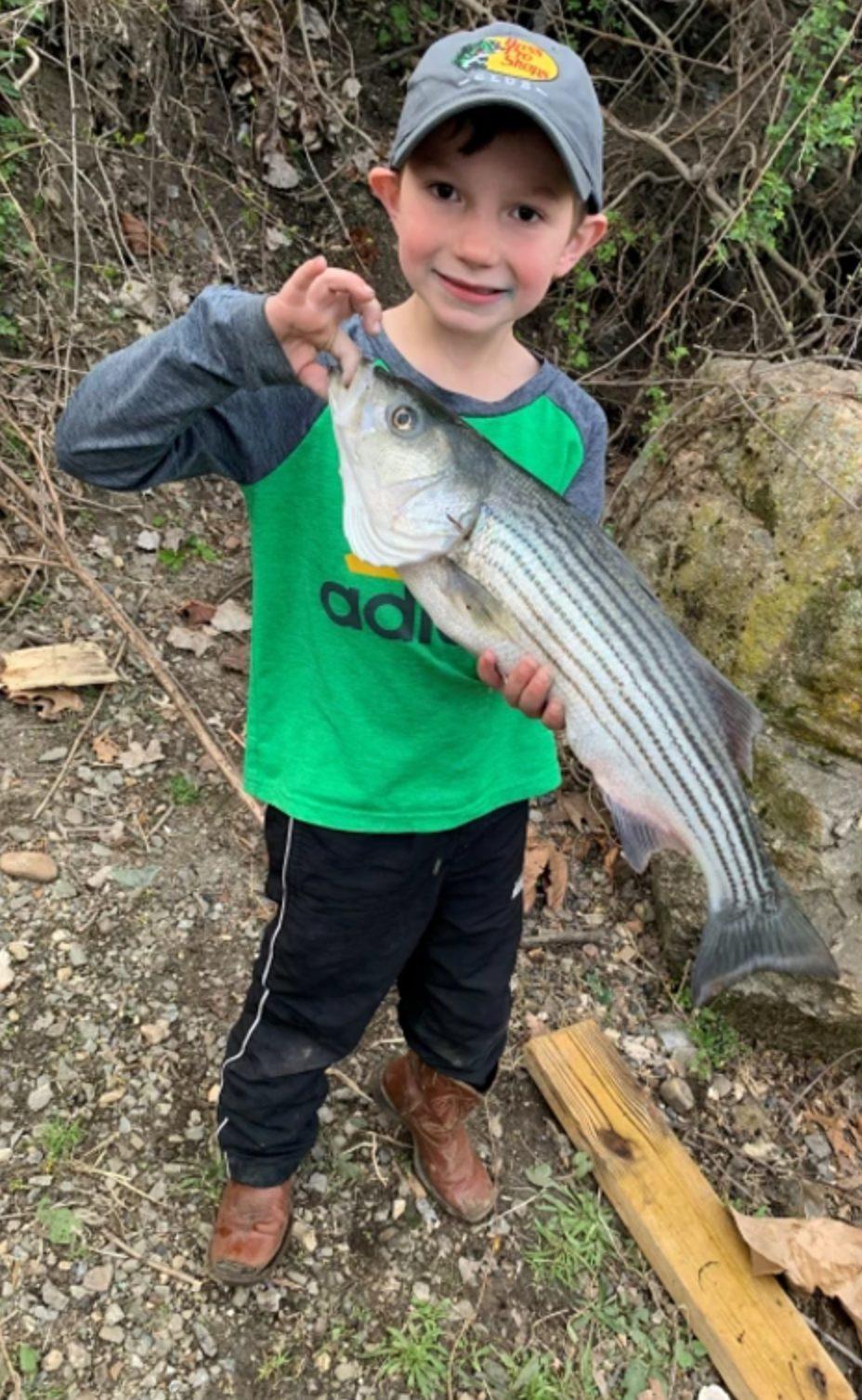 Copil de 6 ani, incendiat cu benzină de un vecin, în timp ce se juca în curtea casei din SUA