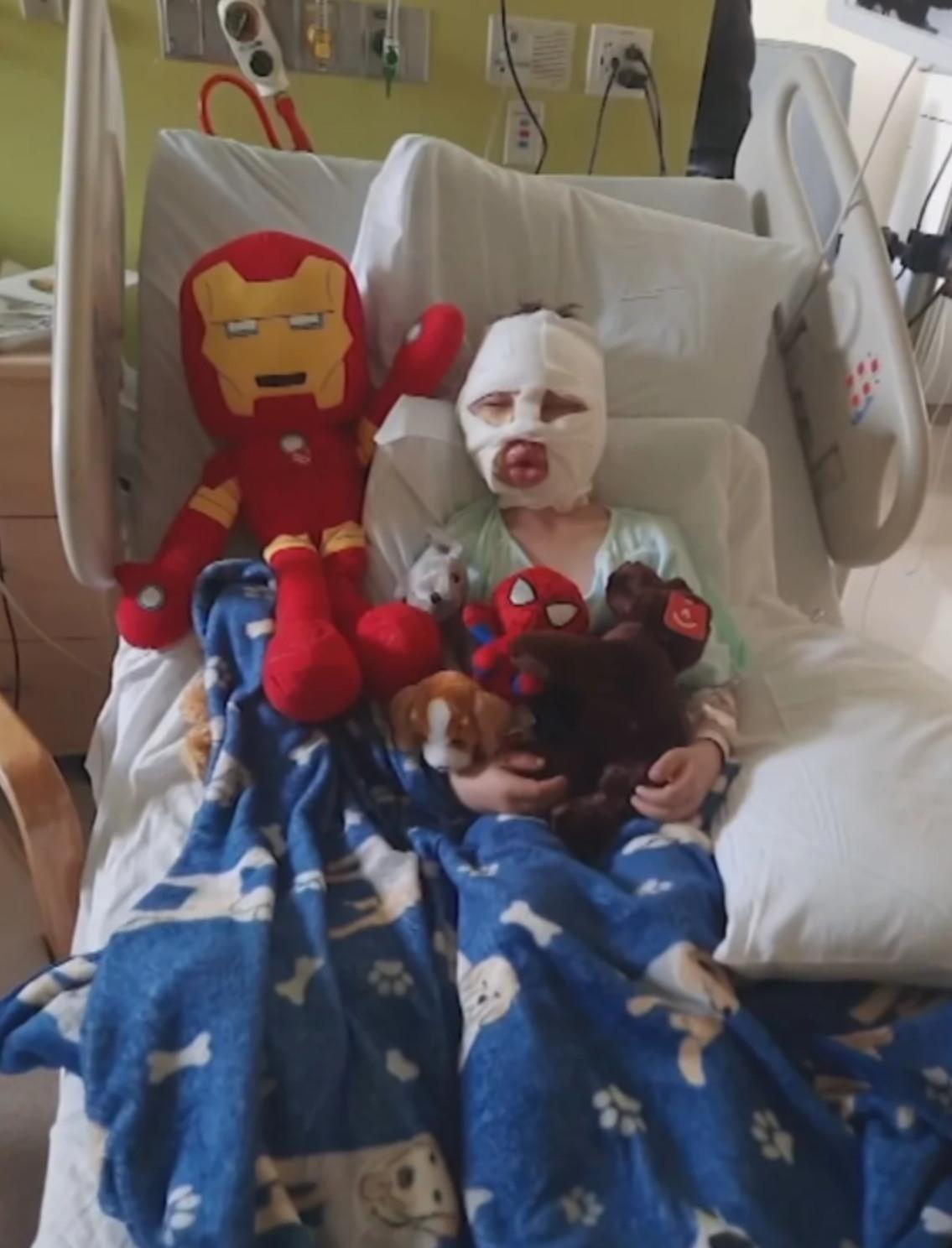 Copil de 6 ani, incendiat cu benzină de un vecin, în timp ce se juca în curtea casei din SUA