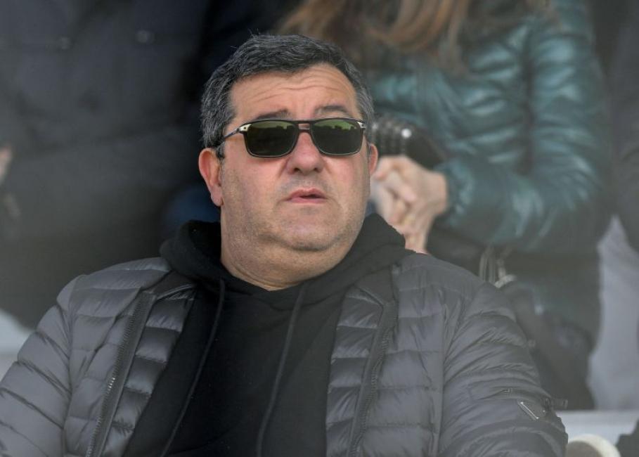 Mino Raiola, fotografiat în iunie 2021 la un meci din Serie A Mino Raiola, fotografiat în iunie 2021 la un meci din Serie A