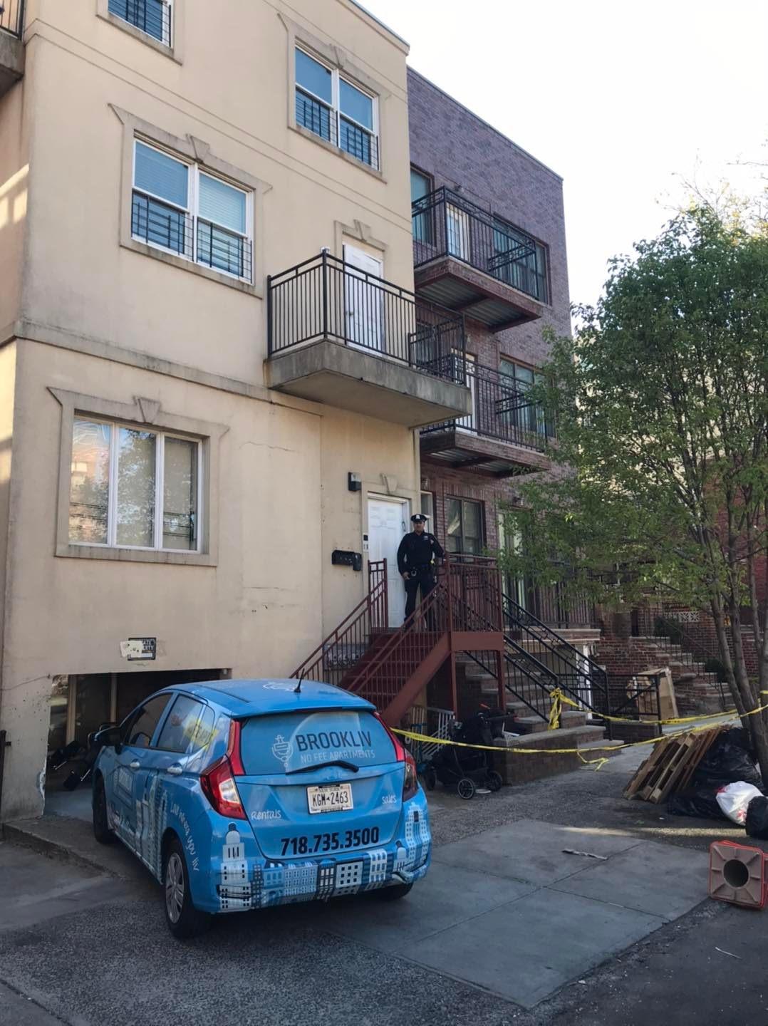 Copil de şase luni, aruncat în gol de la etajul doi