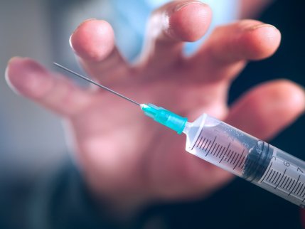 Un bărbat s-ar fi vaccinat de 90 de ori pentru a vinde apoi certificatele