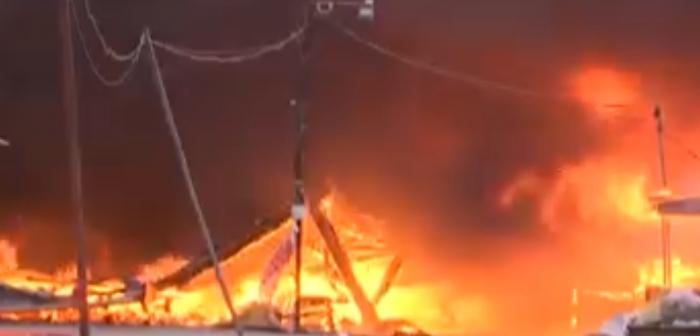 Incendiu devastator într-o piaţă din Braşov: 3.000 de metri pătraţi afectaţi, peste 100 de pompieri chemaţi să intervină