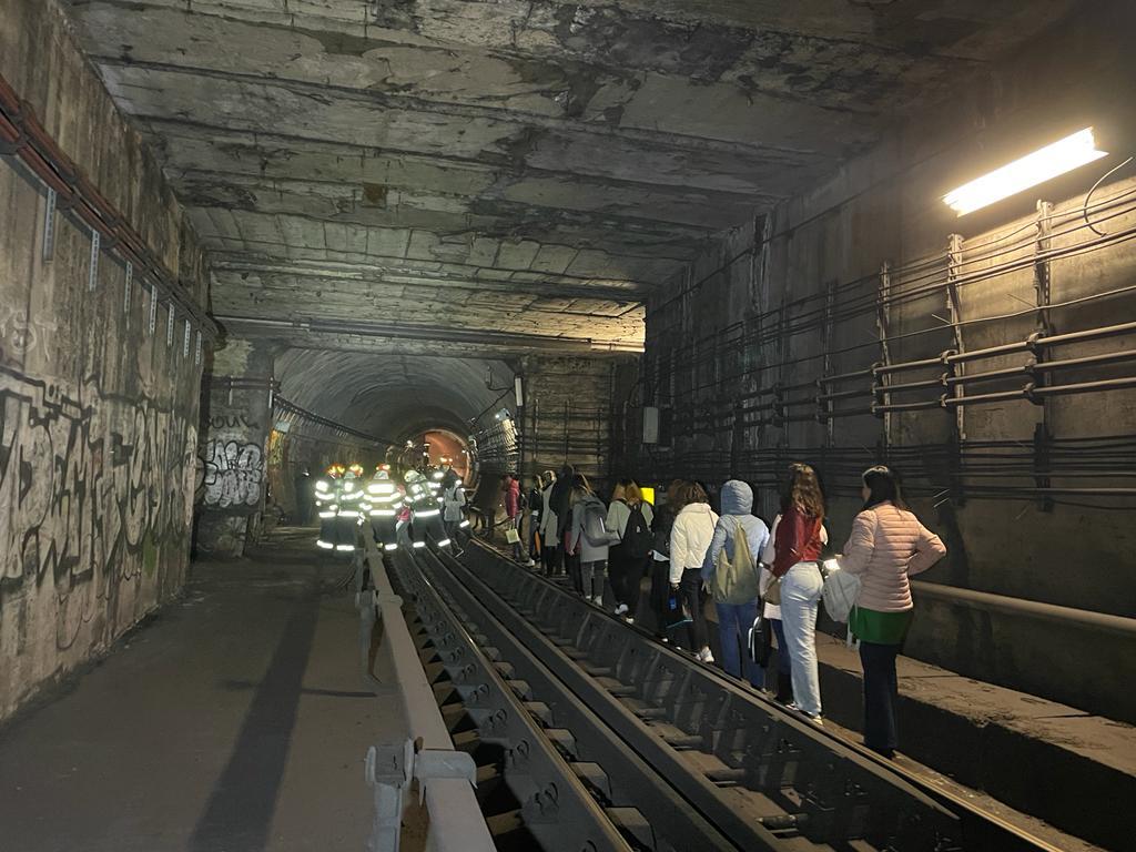 Panică la metrou: oamenii au fost evacuaţi prin tunel. Prima ipoteză luată în calcul