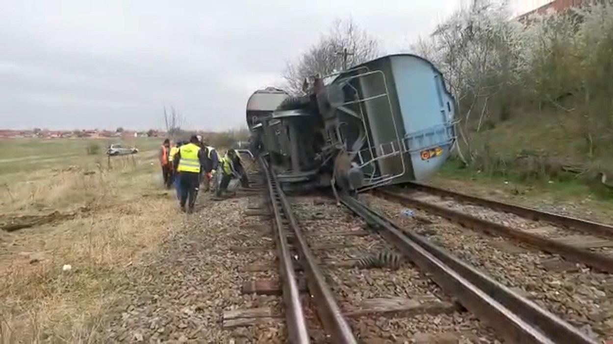 Accident feroviar în Bihor, la Diosig. Mai multe trenuri de călători au fost anulate, după ce un vagon de marfă s-a răsturnat pe calea ferată