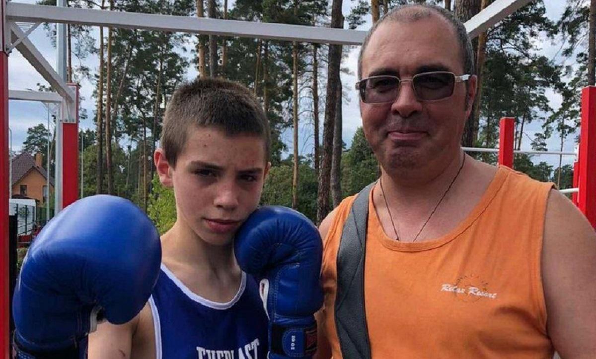 Băiatul, alături de tatăl lui