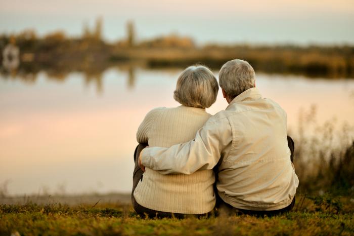Împreună și dincolo de moarte. Doi soți de 83 de ani, găsiți morți unul lângă altul în casa lor din Anglia