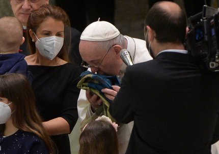 Papa Francisc a sărutat steagul Ucrainei, trimis la Vatican de la Bucha: ”Fie ca armele să tacă!”