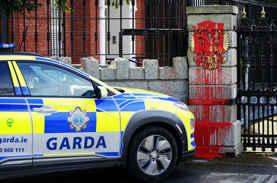 Rușii sunt revoltați: Ambasada din Irlanda, lăsată fără combustibil, încălzire și apă caldă. Și conturile bancare au fost suspendate Rușii sunt revoltați: Ambasada din Irlanda, lăsată fără combustibil, încălzire și apă caldă. Și conturile bancare au fost suspendate