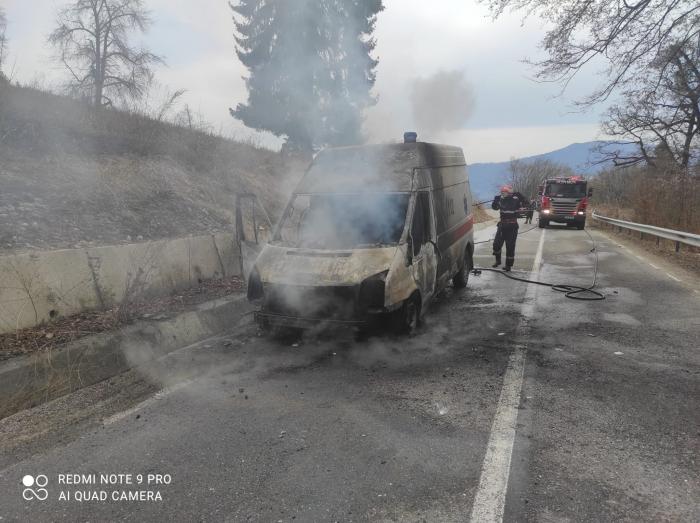 O ambulanță a luat foc în mers, pe un drum din Neamț. Urma să preia un pacient de la Spitalul TBC Bisericani