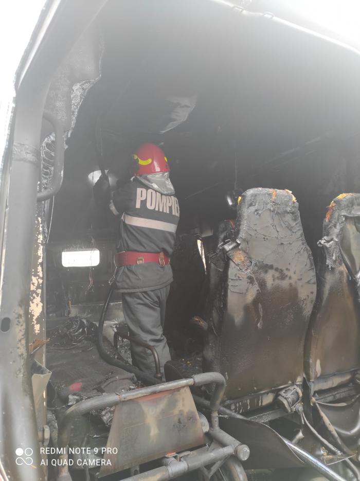 O ambulanță a luat foc în mers, pe un drum din Neamț. Urma să preia un pacient de la Spitalul TBC Bisericani