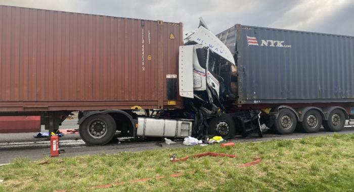 „Păcat, păcat, prea tânăr!” Șofer român de TIR, mort într-un cumplit accident în Franța. Costel a fost scos după oră din cabina strivită