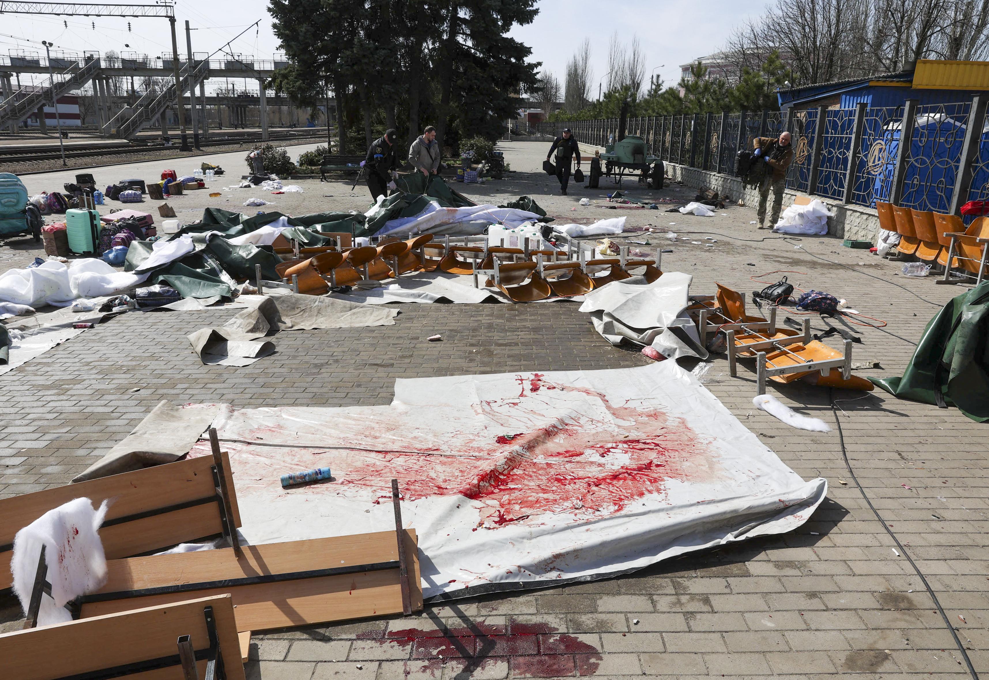 ”Masacru deliberat la Kramatorsk, rușii stiau gara e plină de civili”. Scene terifiante după atac: cel puțin 39 de cadavre, sânge și devastare