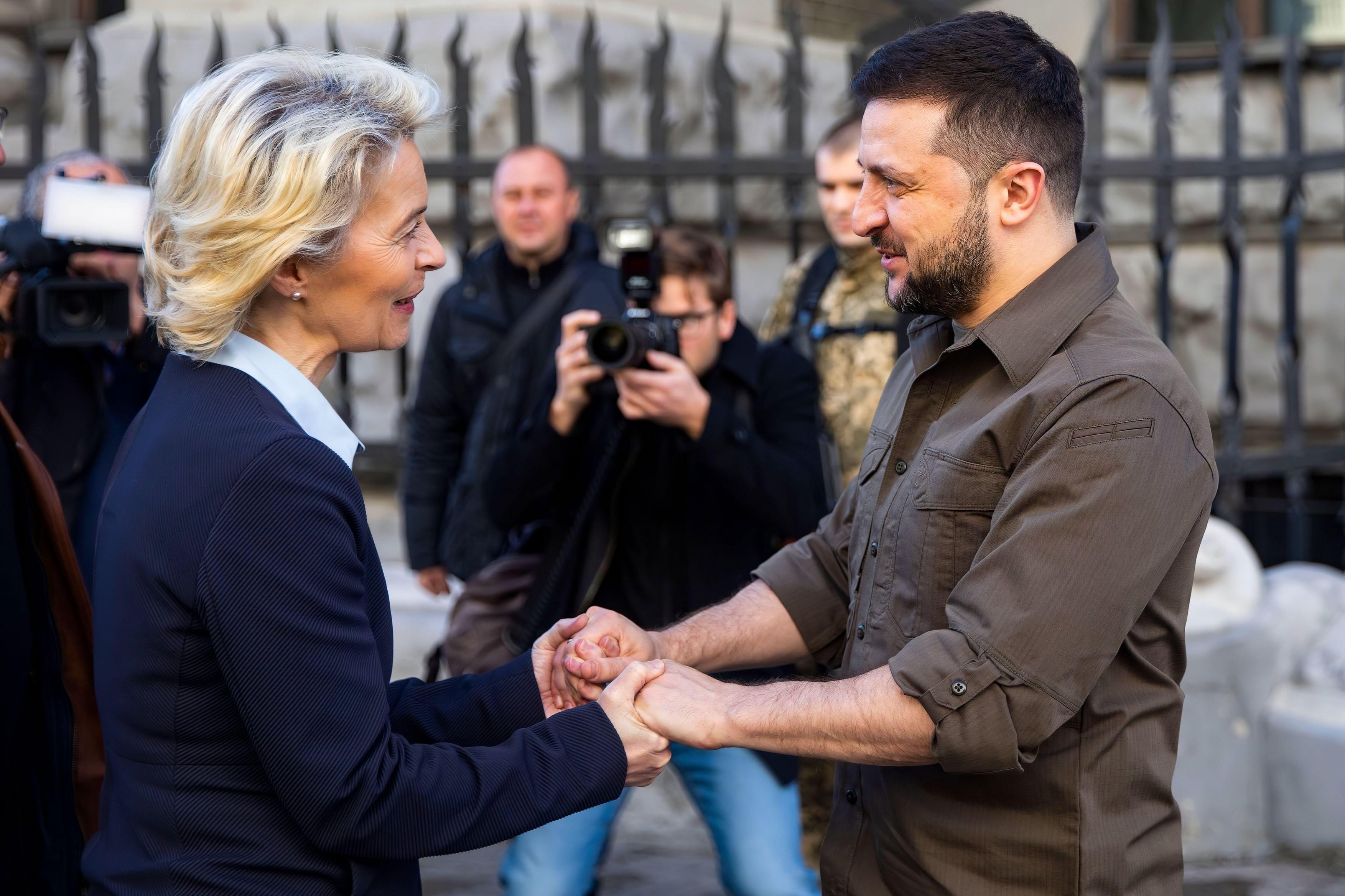 Ursula von der Leyen și Volodimir Zelenski