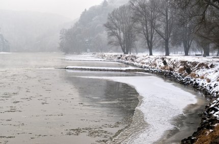 Se răcește în toată țara, ANM a emis cod galben de ploi, lapoviță și ninsori. La munte va ninge și se va depune strat de zăpadă