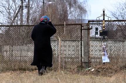 O femeie din Ucraina şi-a îngropat tatăl ucis de bombardamente