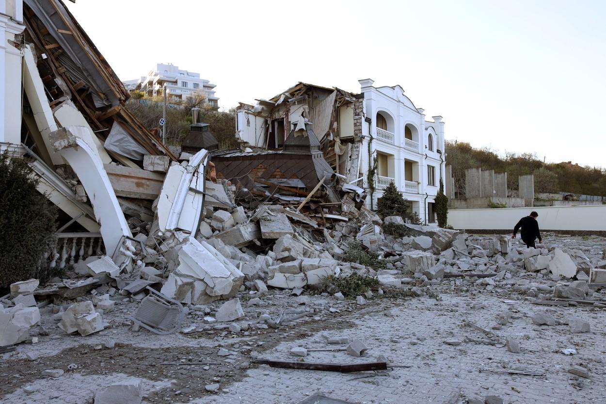 Clădiri în ruine la Odessa, după un bombardament cu rachete
