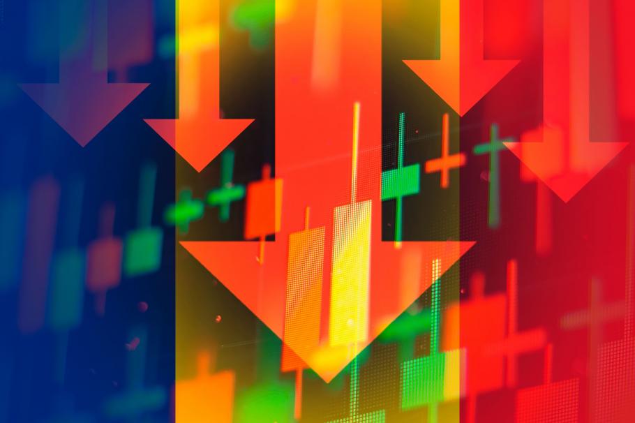 Avertisment al specialiştilor financiari privind creşterea economică a României. Previziunile pentru 2022 şi 2023 s-au înrăutăţit Grafic în scădere pe fundal cu steagul României