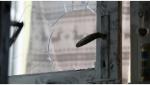 O bătrână din Suceava, ameninţată cu cuţitul în propria casă de un bărbat care voia să îi fure banii. Tâlharul purta mască chirurgicală