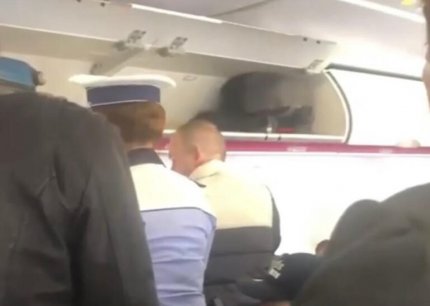 Polițiștii i-au percheziționat pe cei de la bordul avionului după ce un bărbat a rămas fără banii din portofel.